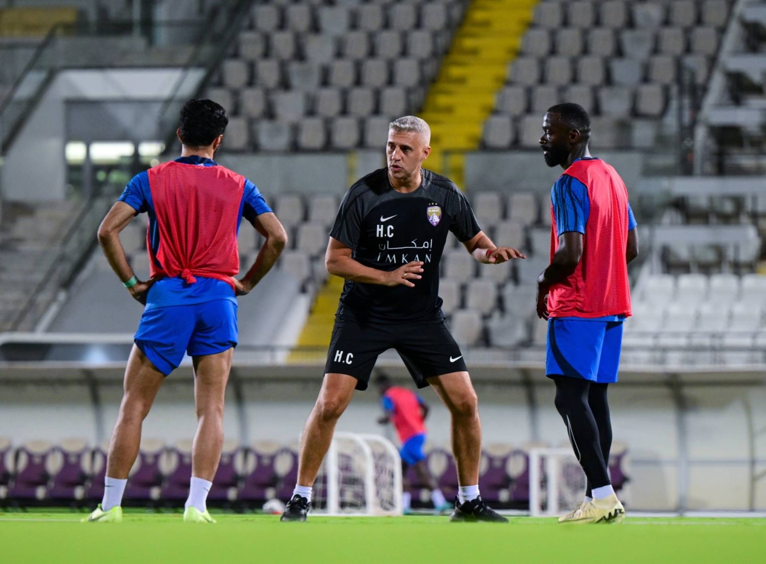 العين الإماراتي يمدد عقد مدربه الأرجنتيني كريسبو