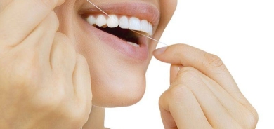 هل استعمال خيط تنظيف الأسنان صحيّ أكثر من الخيط العادي؟