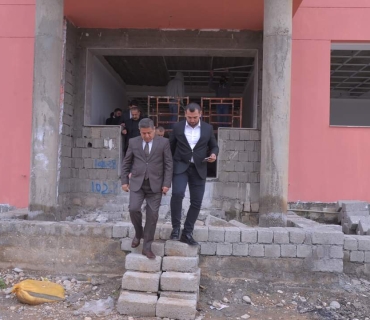 بەڕێوەبەری گشتی پڕۆژەی دروستکردنی سێ قوتابخانەی ١٨ پۆلی بەسەر دەکاتەوە