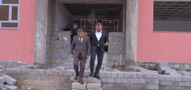 بەڕێوەبەری گشتی پڕۆژەی دروستکردنی سێ قوتابخانەی ١٨ پۆلی بەسەر دەکاتەوە