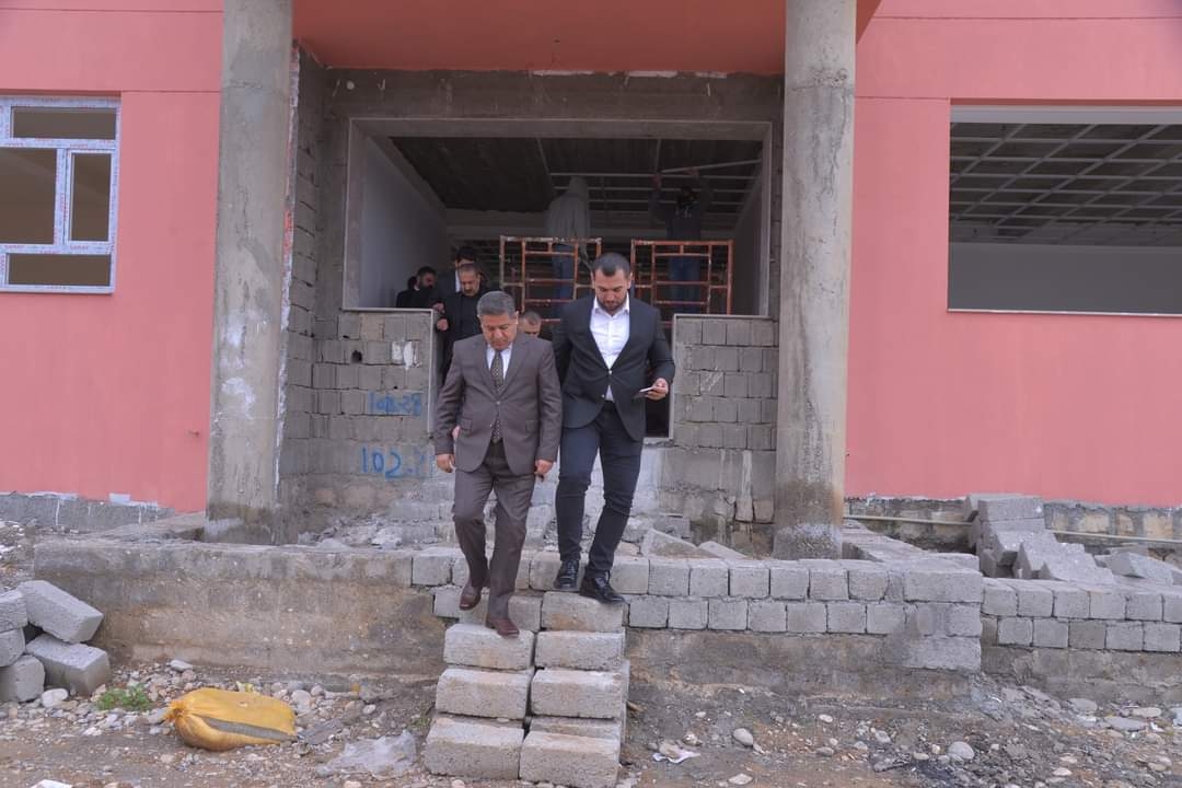 بەڕێوەبەری گشتی پڕۆژەی دروستکردنی سێ قوتابخانەی ١٨ پۆلی بەسەر دەکاتەوە