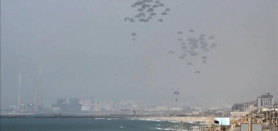 بەهۆی کەوتنەخوارەوەی هەڵەی پاکێجی هاوکاری لە فڕۆکەكان لە غەززە ١٨ کەس گیانیان لەدەستداوە