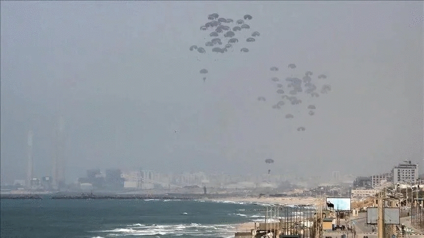 بەهۆی کەوتنەخوارەوەی هەڵەی پاکێجی هاوکاری لە فڕۆکەكان لە غەززە ١٨ کەس گیانیان لەدەستداوە