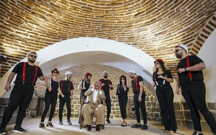 Li Amedê dengbêjî û akapellayê dengê xwe kir yek