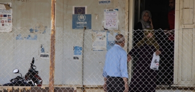 Hêzên ewlehiya Iraqê bi zorê penaberên Sûrî digrin û wan dişînine Şamê