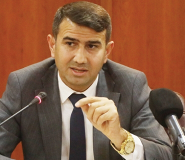 د.شاهۆ غەفور، مامۆستای زانكۆ و پسپۆڕی یاسای دەستووری  پێویستە پێداگری بكەین لەسەر جێبەجێكردنی ماددەی 65ی دەستوور، بۆ ئەوەی ئەنجومەنی فیدڕاڵی لە عێراق دابمەزرێت