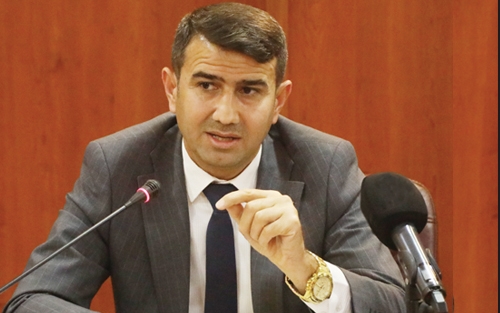 د.شاهۆ غەفور، مامۆستای زانكۆ و پسپۆڕی یاسای دەستووری  پێویستە پێداگری بكەین لەسەر جێبەجێكردنی ماددەی 65ی دەستوور، بۆ ئەوەی ئەنجومەنی فیدڕاڵی لە عێراق دابمەزرێت