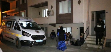 ÎZMÎR – Keçeke xwe kuşt, yek birîndar kir û xwest xwe bikuje