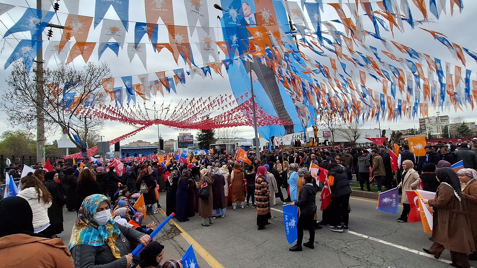 Kurdên nav Ak Partiyê: Divê Ak Partî polîtîkayên xwe ji ber çav derbas bike