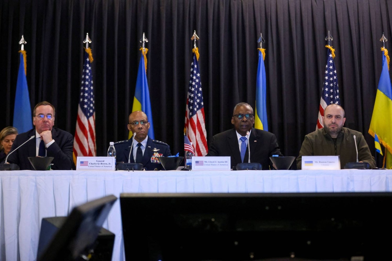 الولايات المتحدة ترسل أسلحة وذخيرة إيرانية مُصادرة إلى كييف