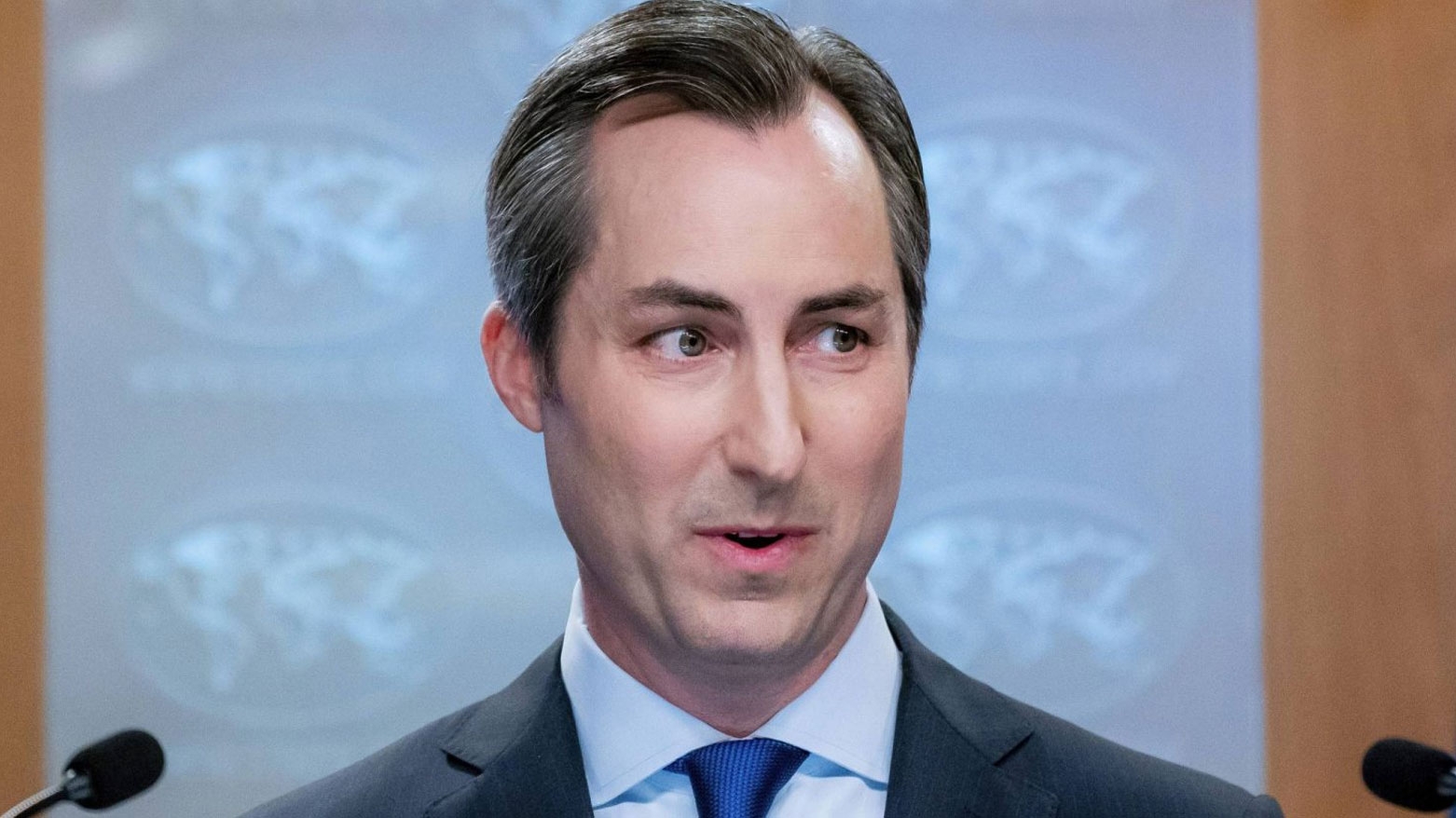 Waşinton ji ber gefên Îranê geştkirinê li karmendên xwe qedexe dike