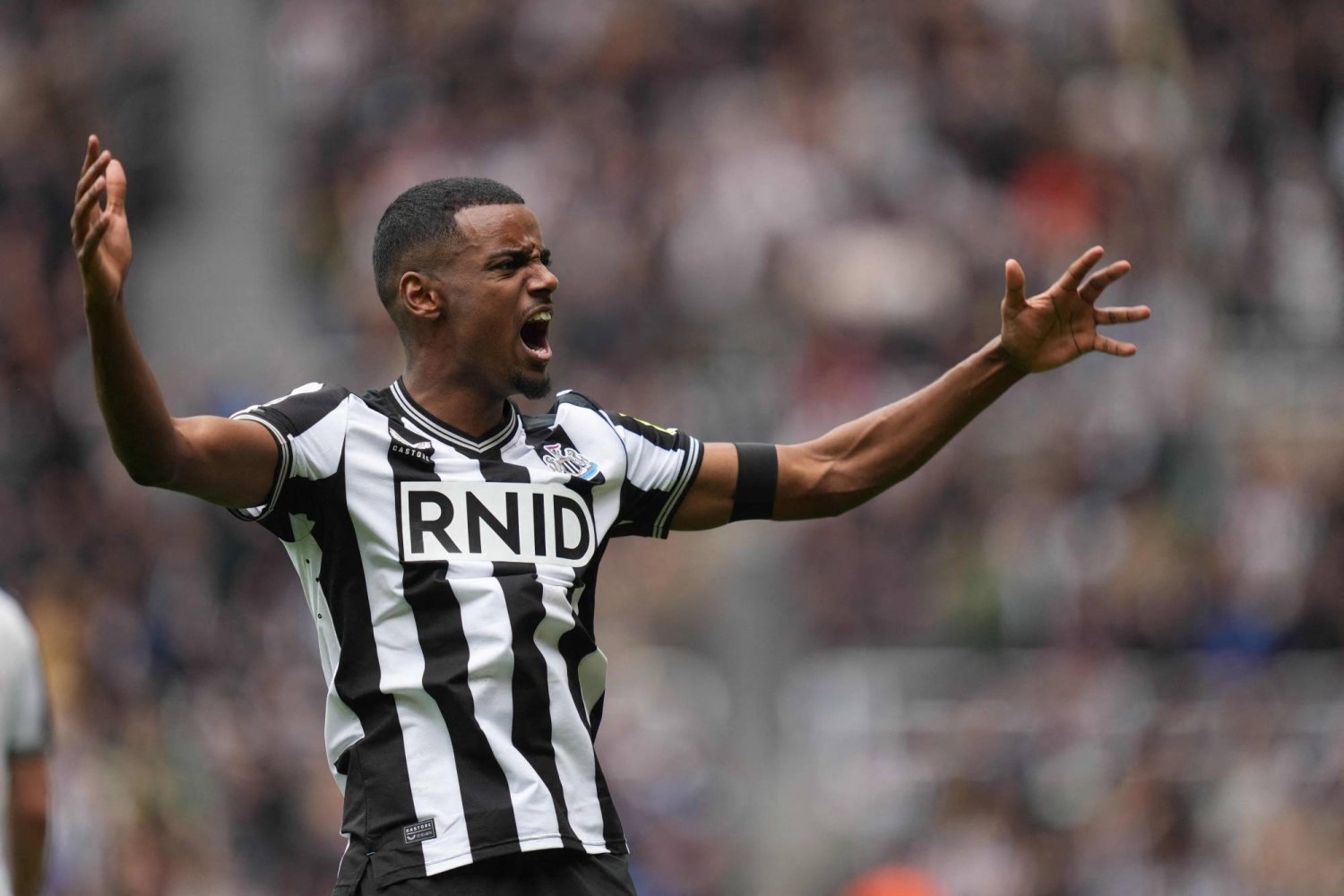 جوردون لاعب نيوكاسل: إيساك سيصبح ضمن الأفضل في العالم