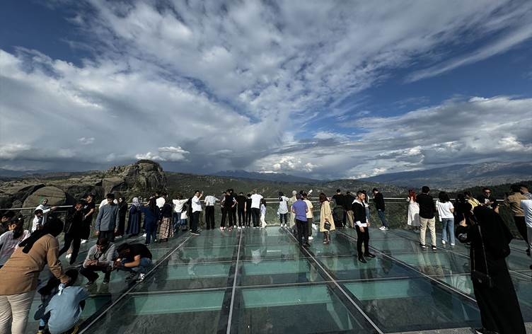 Mereş di rojên cejnê de bû rawestgeheke geştyaran