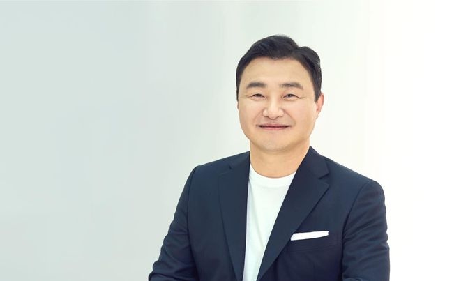 التصميم الأساسي والمبتكر والمتناغم يشكّل هوية سامسونج الجديدة لعام 2030 تي إم روه، رئيس مركز التصميم المؤسسي في شركة سامسونج للإلكترونيات