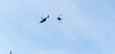 Du helîkopter li hewayê li hev qelibîn: 10 mirî