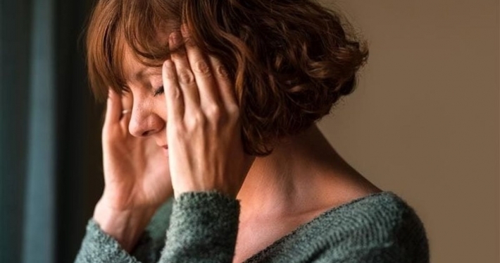 هل تعاني من نوبات الصداع النصفي؟.. يجب أن تفحص مستوى 6 فيتامينات