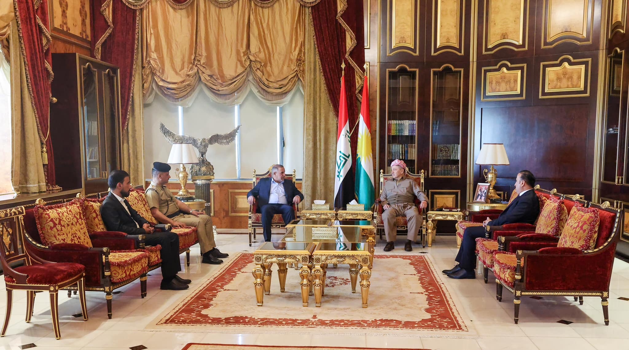 ســـەرۆک بارزانی پێشوازی لە پارێزگاری پێشووی موسەننا دەکات