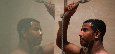 هل علينا الاستحمام بشكل يومي؟ خبراء يجيبون