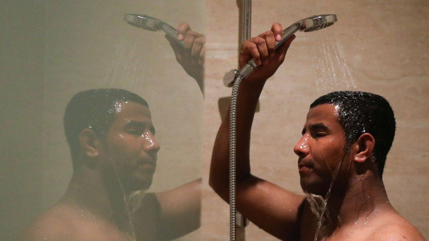 هل علينا الاستحمام بشكل يومي؟ خبراء يجيبون