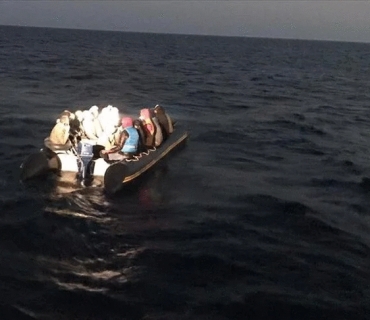 وەرگەڕانی بەلەمێک کە کۆچبەرانی نایاسایی لە دەریای ئیجەداهەڵگرتبوو،گیانلەدەستدانی کەسێک و بێسەروشوێنبوونی ٤ کەسی لێکەوتەوە