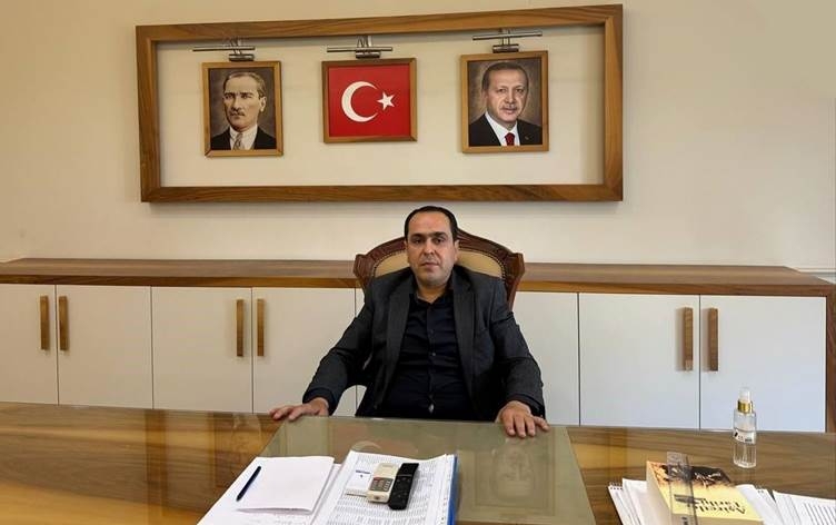 Şaredarê Bêrecûkê ji DEM Partiyê îstifa kir: Midexale li alaya me û posterê Ataturk hat kirin