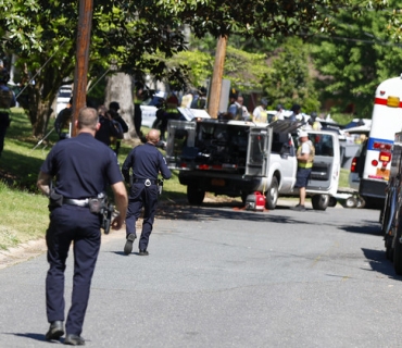 چوار پۆلیسی ئەمریکی لە ڕاوەدوونانی تۆمەتبارەکاندا کوژران