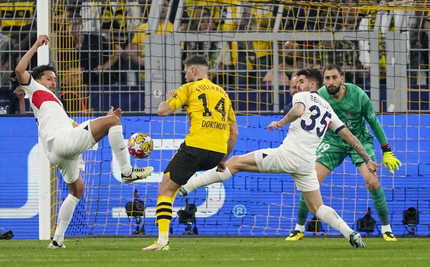 «دوري الأبطال»: فولكروغ يقود دورتموند للفوز على سان جيرمان