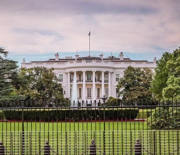 شۆفێری ئەو ئۆتۆمبێلەی کە خۆی کێشا بە بەربەستە ئەمنییەکانی کۆشکی سپی لە ئەمریکا گیانی لەدەستدا