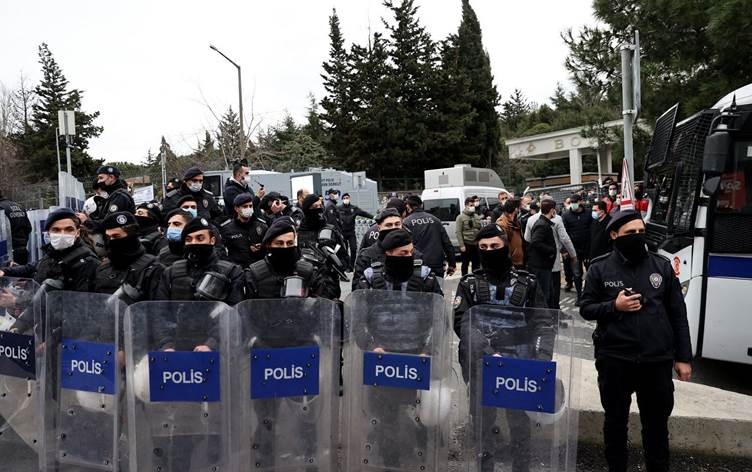 RAPIRSÎ: Li Tirkiyeyê ji her 10 polîsan 3 dixwazin xwe bikujin!