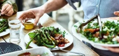 كم وجبة يجب أن نتناول في اليوم؟ طبيب يجيب