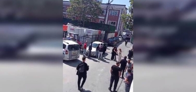 Stenbol - Xwendekarê Îraqî rêveberê dibistanê kuşt