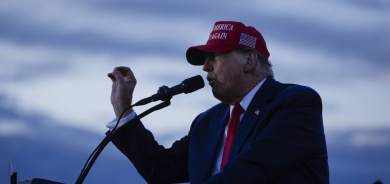 شاهد... ترمب يقرأ كلمات أغنية «الثعبان» في حديثه عن المهاجرين