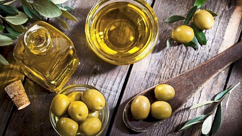 زيت الزيتون... سلاح فعال يقلل خطر الإصابة بداء لا دواء له