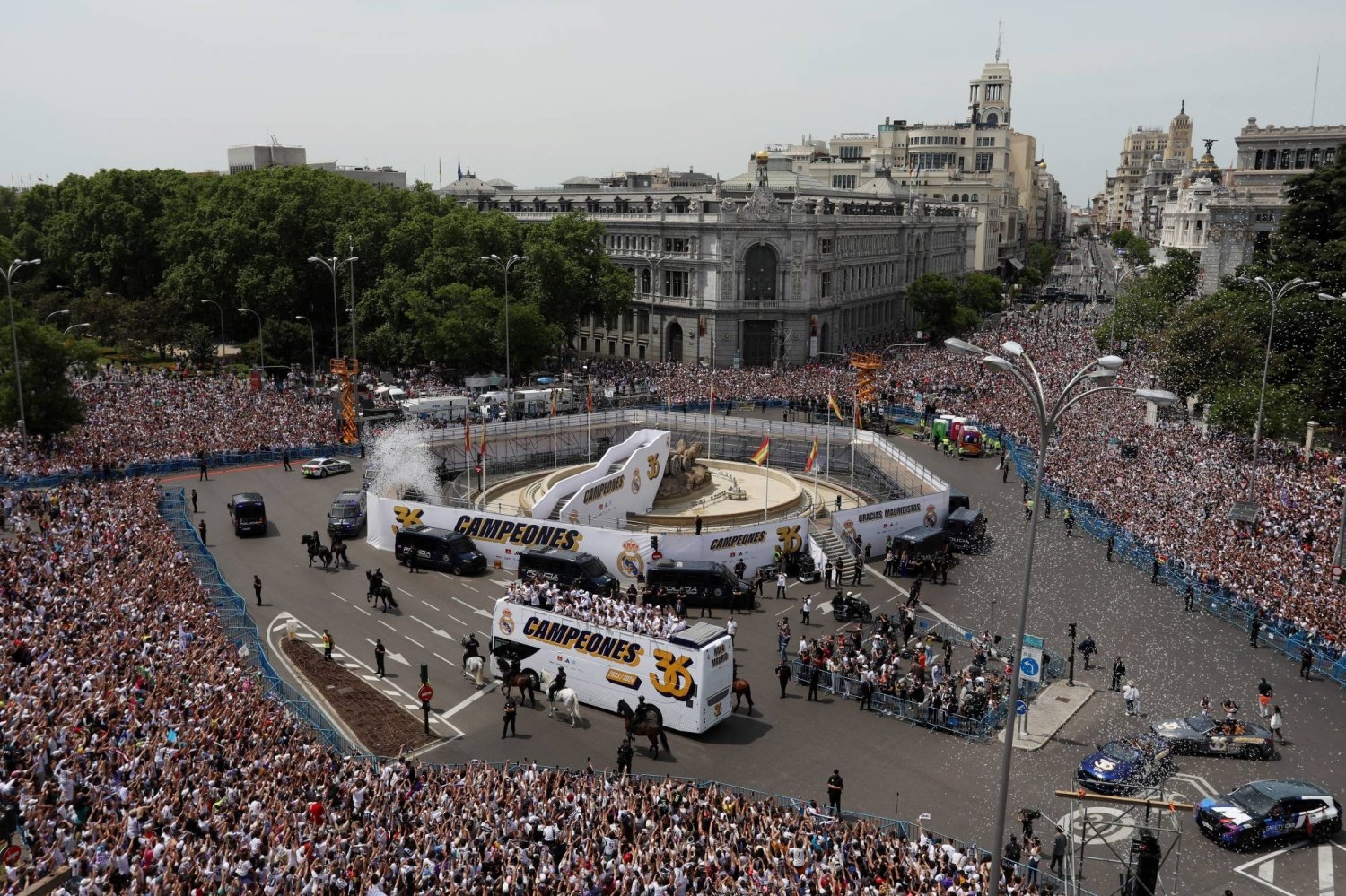 ريال مدريد يحتفل بلقبه السادس والثلاثين وسط الآلاف من جماهيره