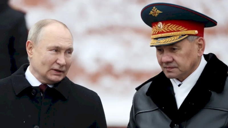 لماذا قرر بوتين إعفاء وزير الدفاع من منصبه؟