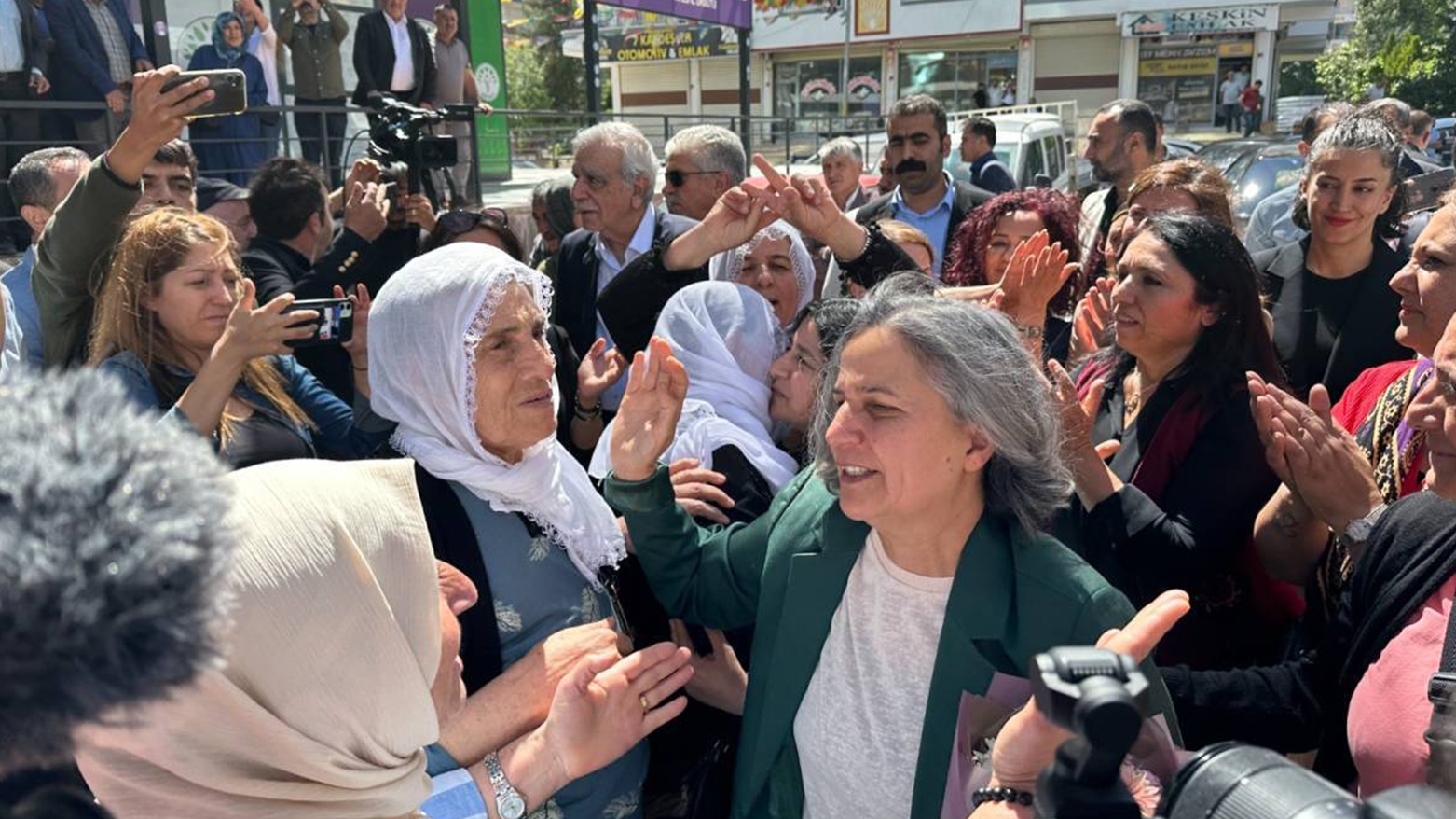 Gultan Kişanak piştî 7 sal û nîvan vegeriya Diyarbekirê