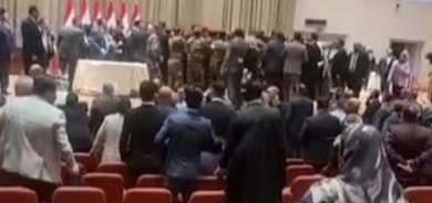 فوضى وشجار في جلسة انتخاب رئيس البرلمان العراقي والرئيس بالوكالة يرفع الجلسة