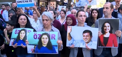 Dem Partî û DBPê bi meşekê biryarên Doza Kobaniyê şermezar kirin