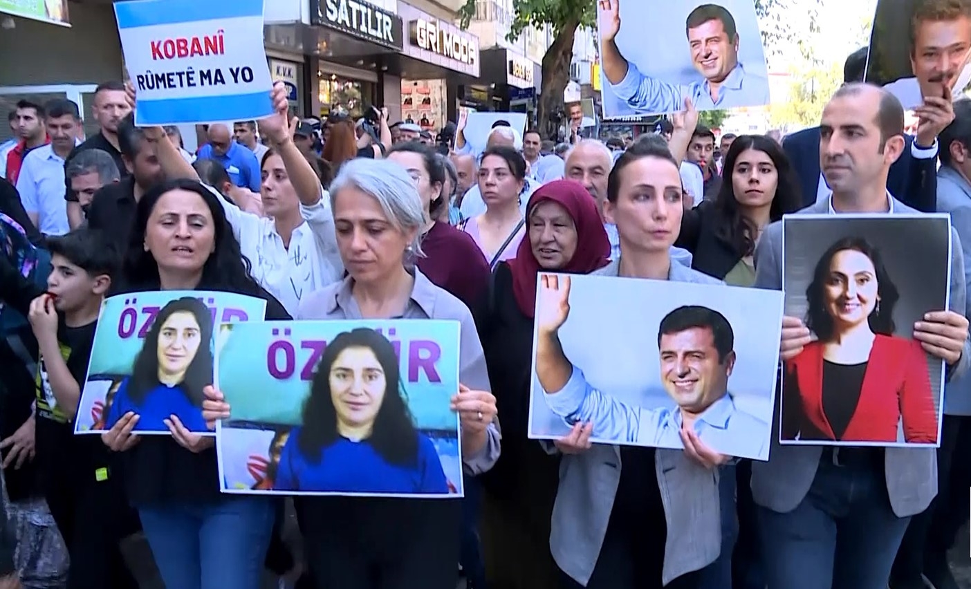 Dem Partî û DBPê bi meşekê biryarên Doza Kobaniyê şermezar kirin