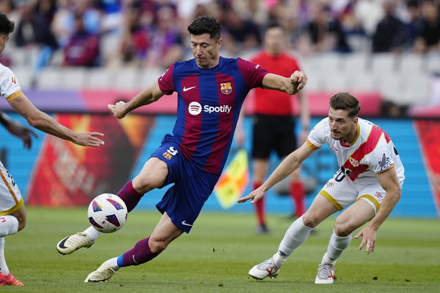 ليفاندوفسكي يريد البقاء في برشلونة الموسم المقبل