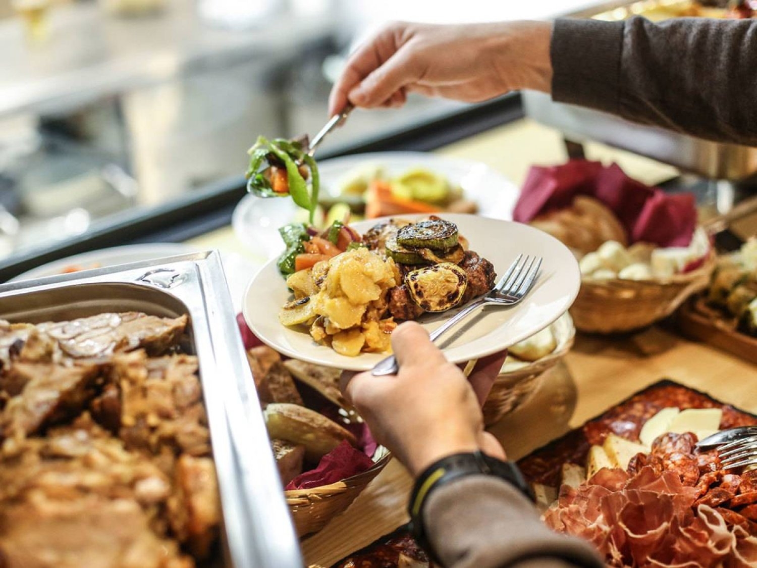 هل تحد «القاعدة 20» من الإفراط في الطعام؟ طبيبة تجيب