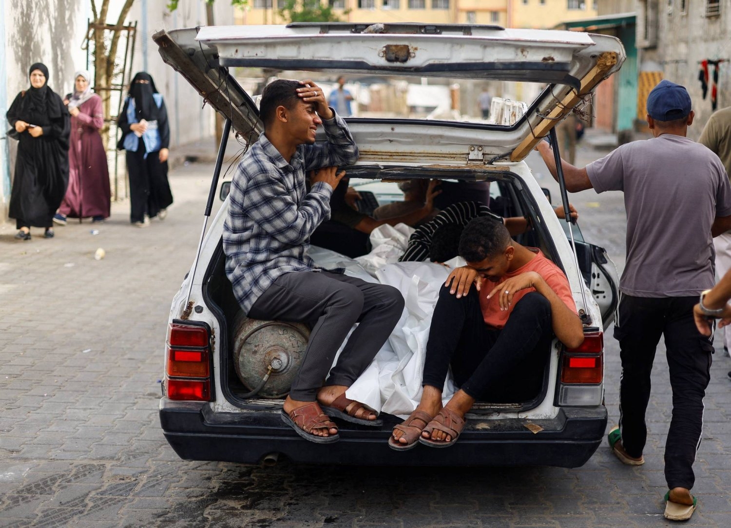 ارتفاع حصيلة «مجزرة النازحين» إلى 45 قتيلاً... وضحايا الحرب 36 ألفاً