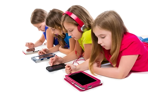 كۆمەڵناس و دەروونناسان هۆشداری لە هۆگربوونی منداڵان بە شاشە زیرەكەكان دەدەن