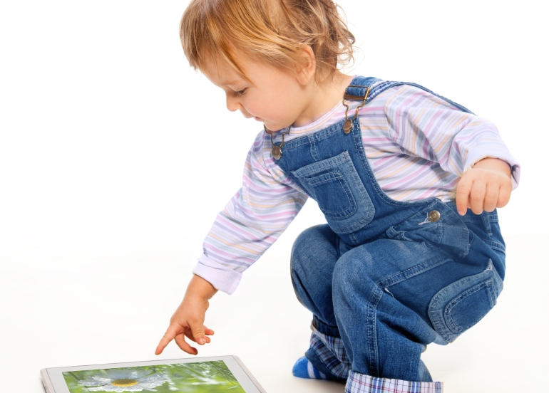 كۆمەڵناس و دەروونناسان هۆشداری لە هۆگربوونی منداڵان بە شاشە زیرەكەكان دەدەن