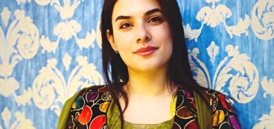 رۆژیار خاڵە حەسۆ بۆ گوڵان: هونەرمەندە بە ئەزموونەكان لە درامای (هەشت دیوار) زۆر هاوكاریی گەنجەكانیان دەكرد