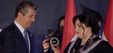 مسرور بارزاني يمنح خريجة إيزيدية 