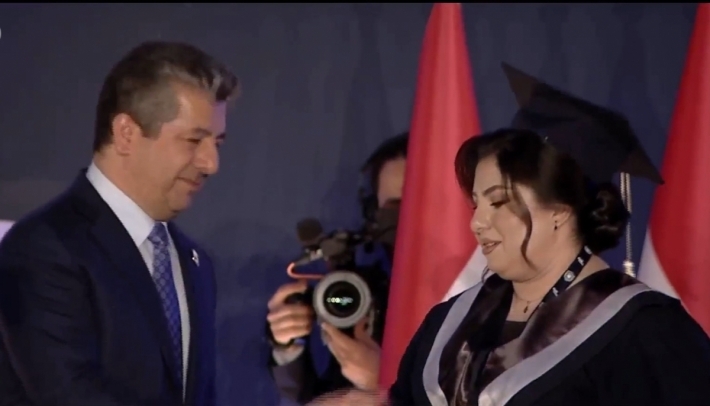 Mesrûr Barzanî xelata Rûmetê ya Berxwedana Serdemê pêşkêşî keçeke Kurd a Êzidî kir