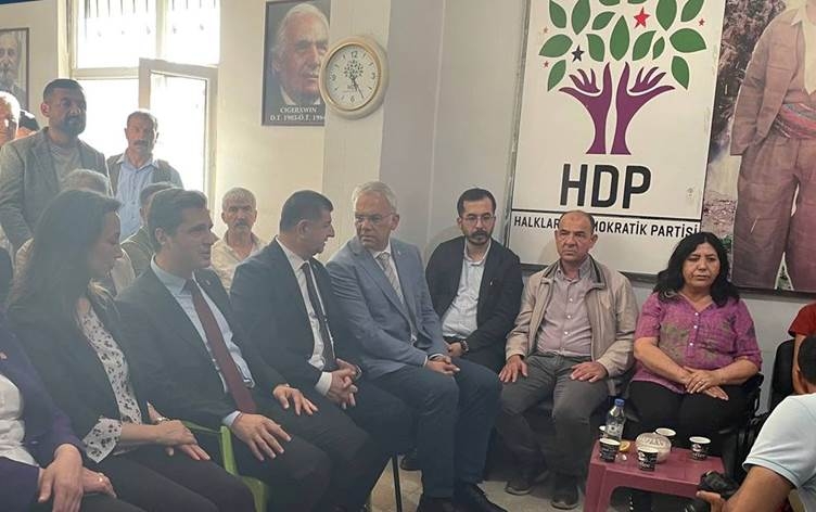 Şandeyeke CHPyê li Colemêrgê ye: 'Qeyûm ne yasayî ye'