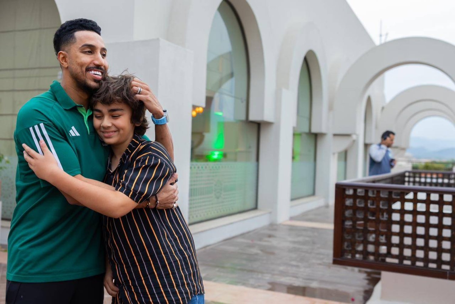 مقطع فيديو يقود الطفل الباكستاني شيس ساجي للقاء «قائد الأخضر»