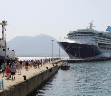 کەشتیەكی گەشتیاری بە ئاڵای باهامای، گەیشتە کەناراوەکانی ئالانیا